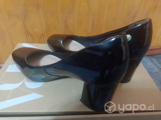 Zapatos charol via uno