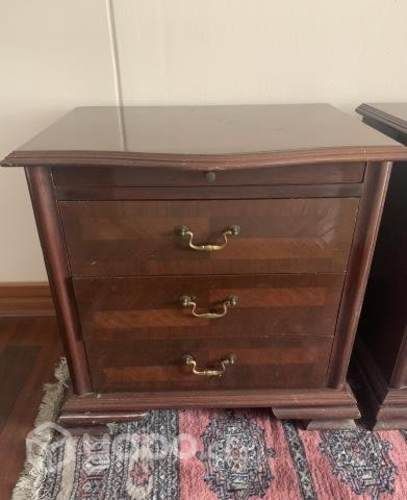 Velador con 3 cajones. Hay dos disponibles.