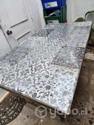 Mesa de fierro con cubierta de resina