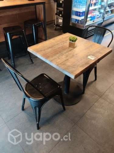 Mesa con dos sillas