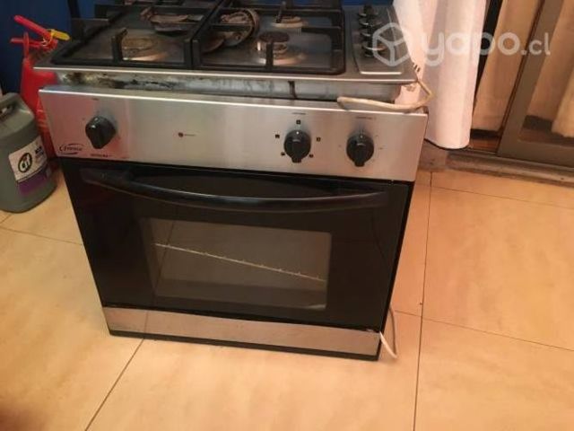 Cocina con encimera y horno