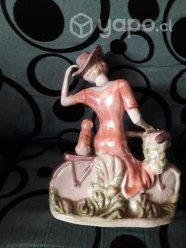 Bella dama de porcelana en bicicleta y su mascota