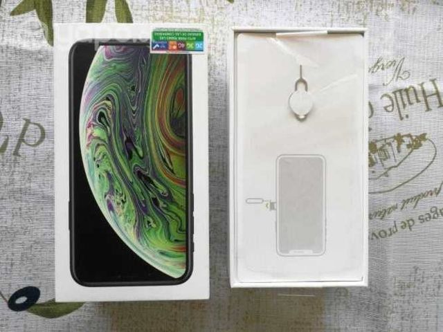 Caja de IPhone XS 64 gb