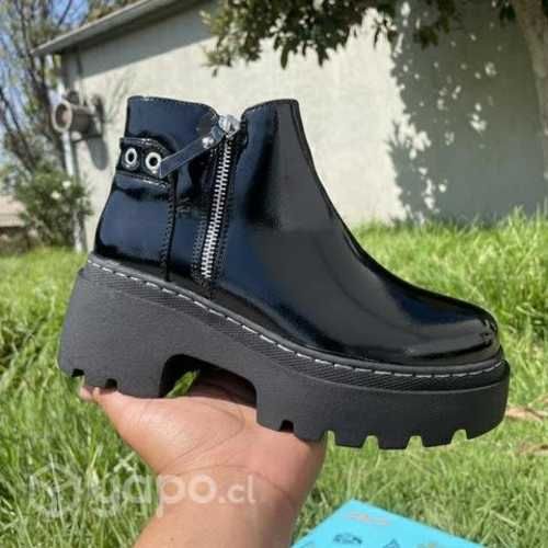 Botines de charol negro