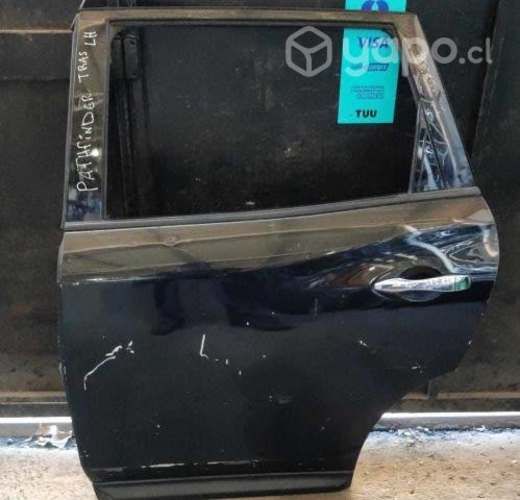 Puerta trasera izquierda nissan pathfinder