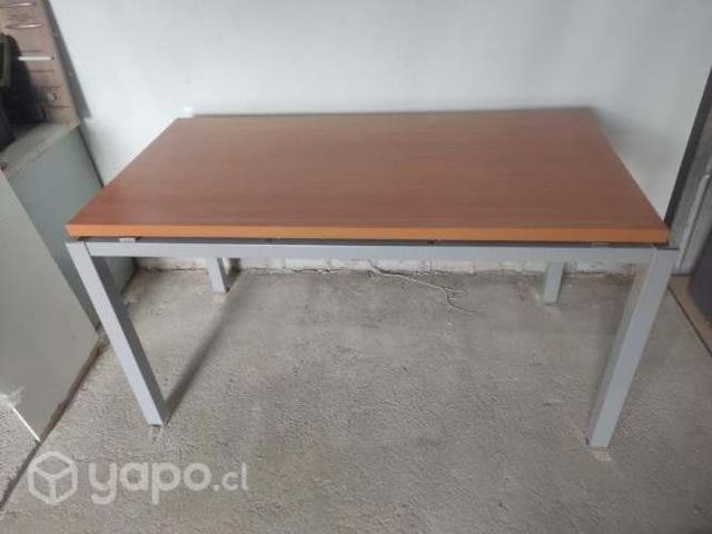 Escritorio con base metálica nueva