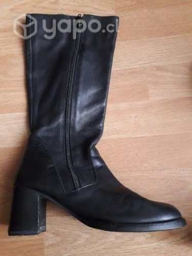 Botas negras caña alta