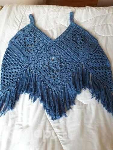 Crop top celeste a crochet