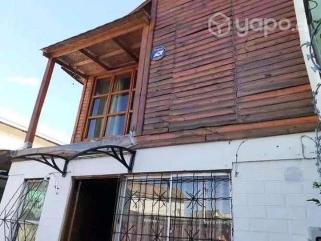 Casa .dos pisos con locomoción a la puerta