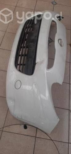 Parachoque delantero nissan march