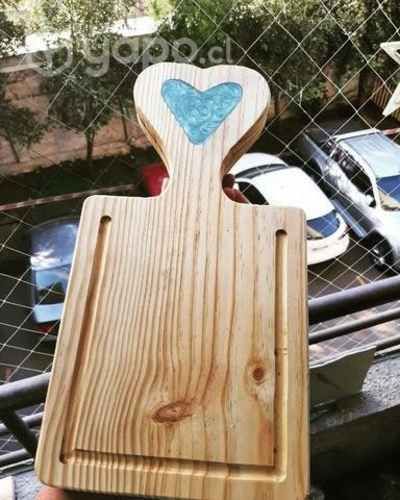 Tabla de picar hecha de madera de pino con resina