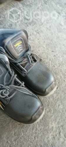 Zapatos de seguridad numero 40 nuevos.