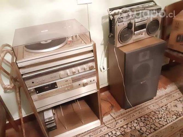 Equipo de audio con parlantes y tocadisco