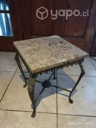 Mesita de centro de mármol rosado y bronce