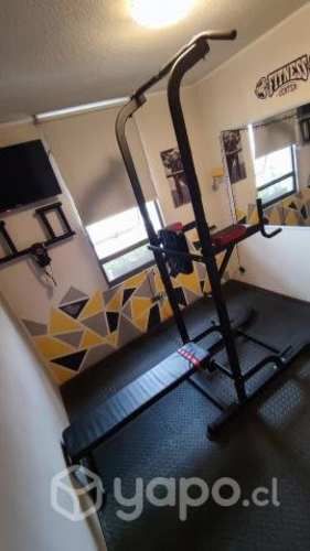 Torre multifuncional con banco y polea