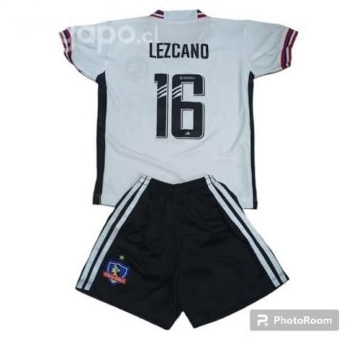 Conjunto deportivo de futbol de niño