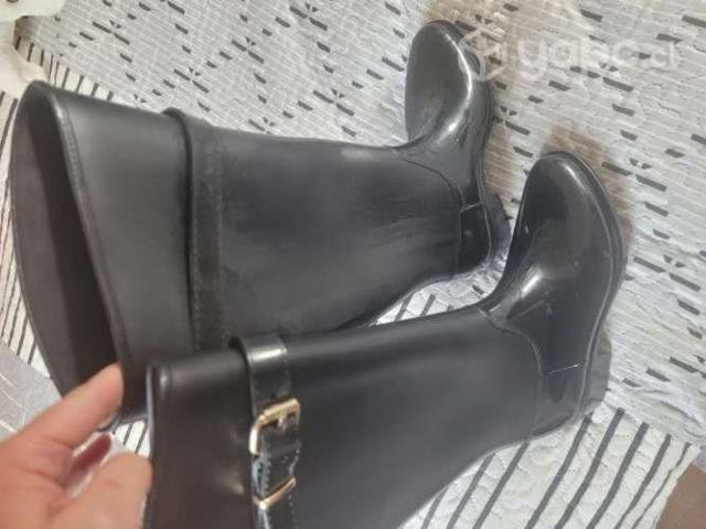 Botas de goma y charol