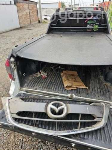 Mascarilla con detalles de mazda bt-50