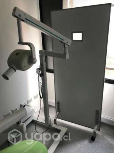 Equipo de radiografía intraoral y biombo plomado