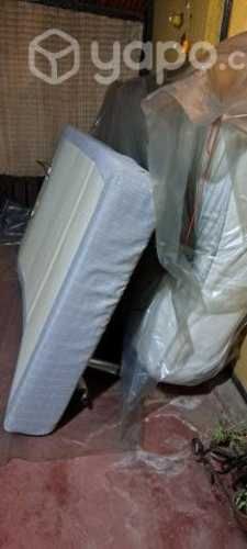 Cama clínica con colchón.