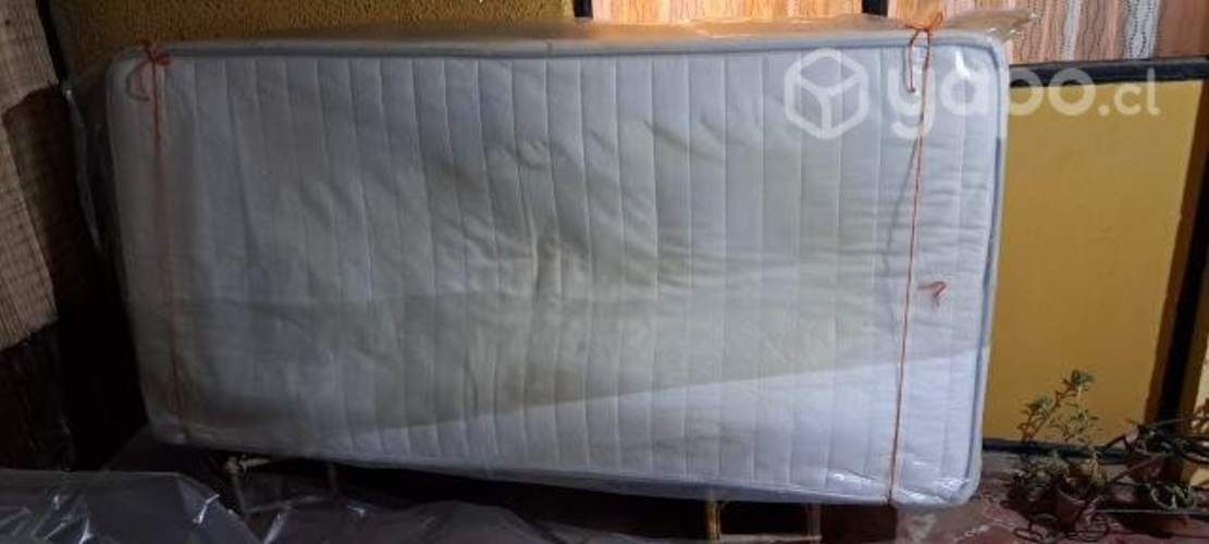 Cama clínica con colchón.