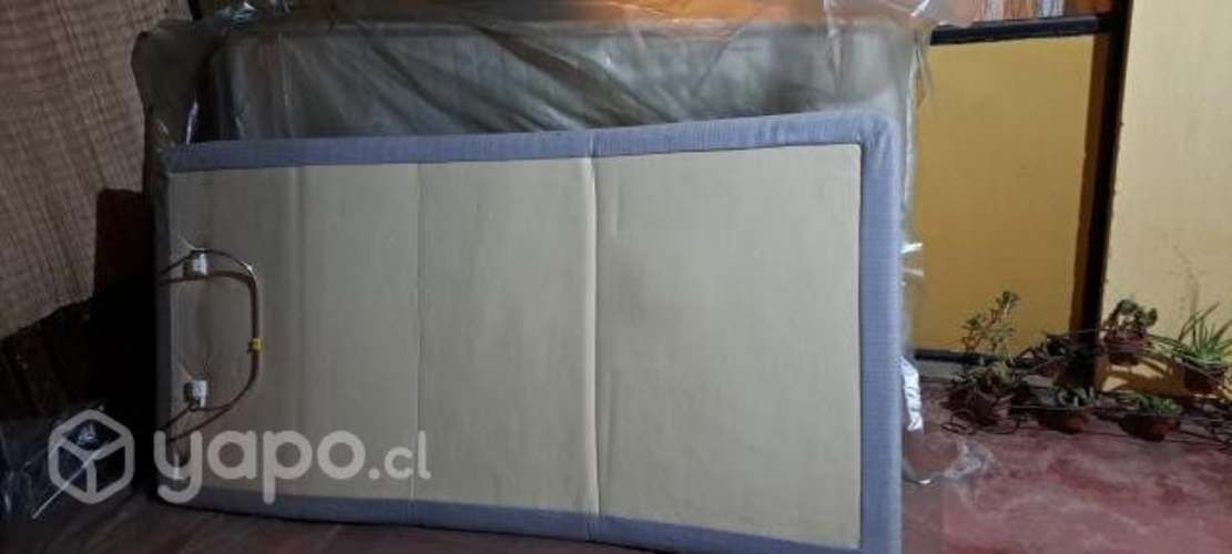 Cama clínica con colchón.