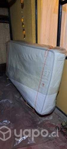 Cama clínica con colchón.