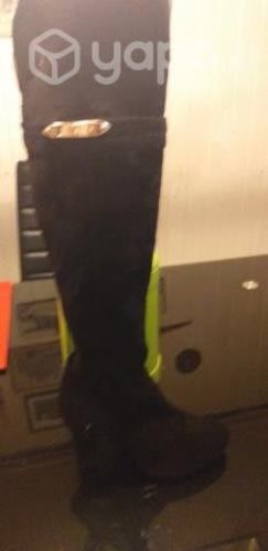 2 pares de botas,un par azul y la otra en negras