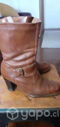 Botas 3/4 color madera con hebillas