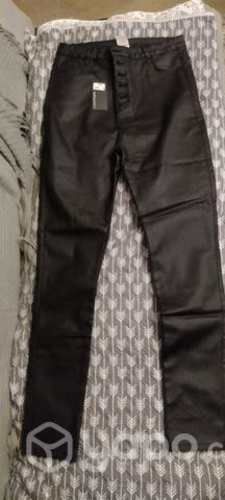 Pantalon de cuerina con chiporro