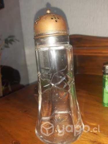 Bello y antiguo salero cristal tallado tapa bronce