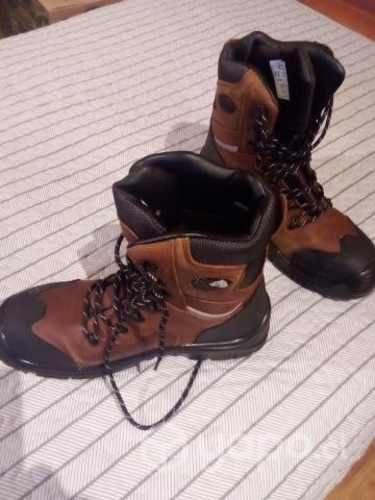 Bota de seguridad nueva