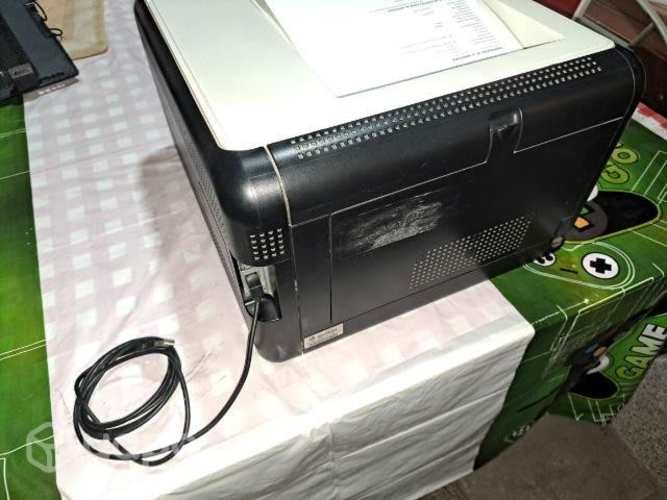 Impresora láser color CP1525nw impecable