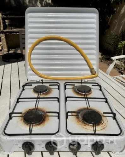 Cocinilla Con Tapa Sobre Mesa De 4 Hornillas Plato