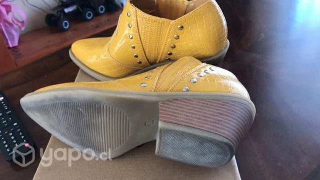 Botín color mostaza