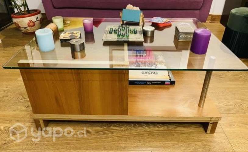 Mesa de centro cubierta de vidrio