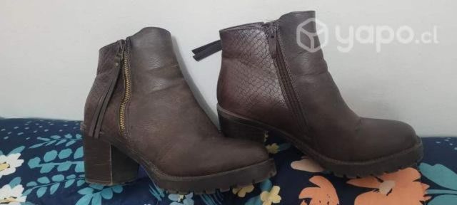 Botines café oscuro marca bata