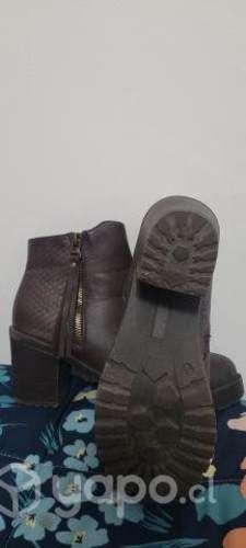 Botines café oscuro marca bata