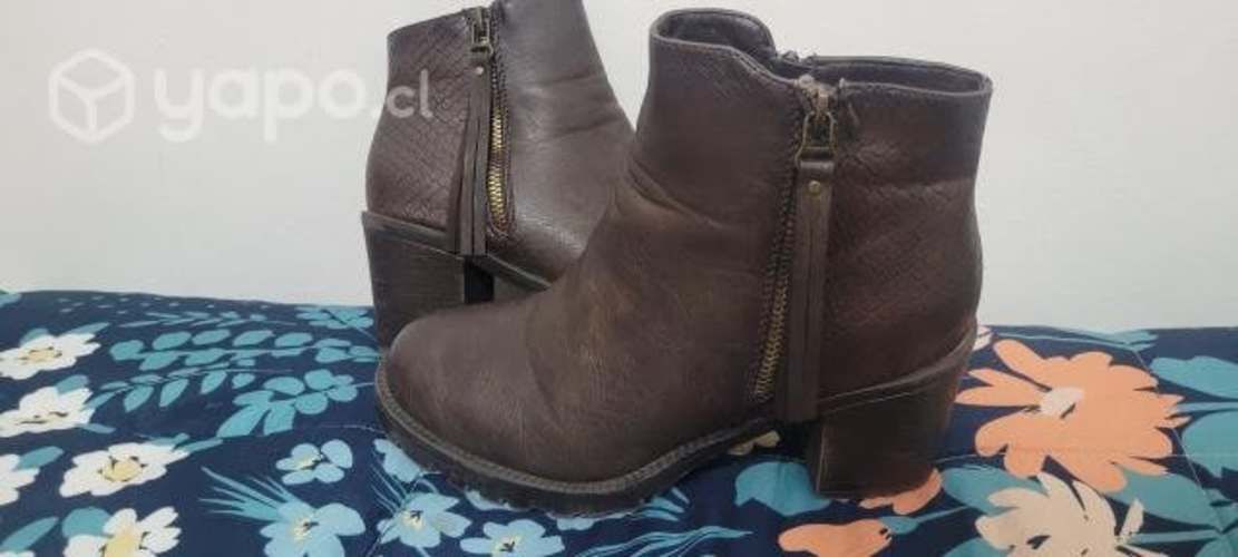 Botines café oscuro marca bata