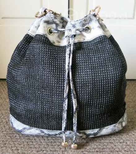 Mochila Negra Con Gris Reptil Nueva