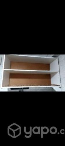 Mueble blanco con accesorios