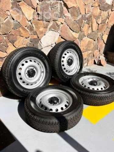 Toyota Hilux - Llantas + Neumáticos