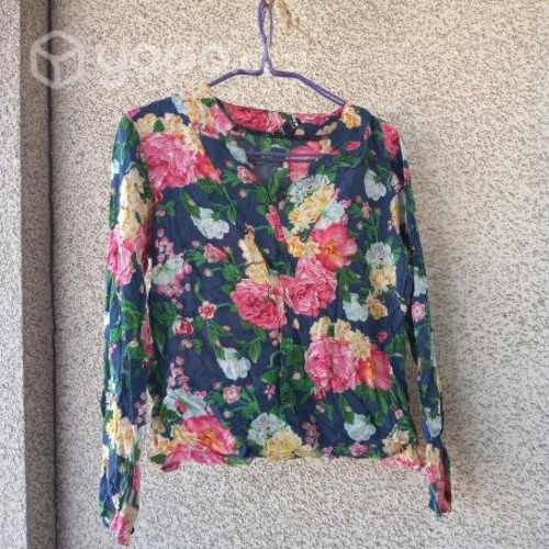 Blusa azul con flores