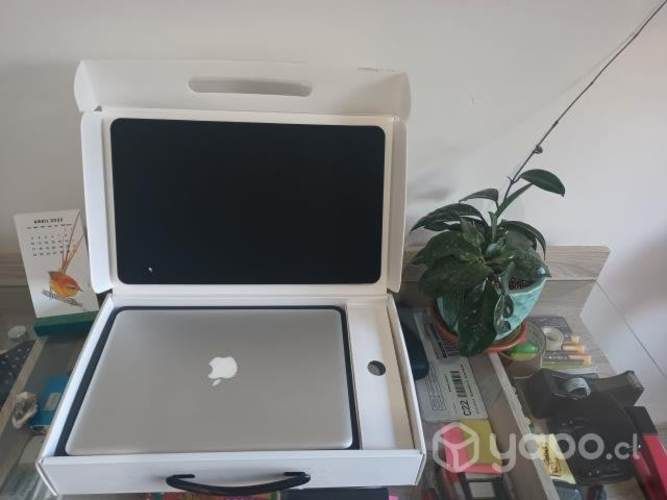 Macbook pro 2012 en caja y funda de regalo