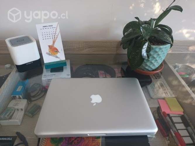 Macbook pro 2012 en caja y funda de regalo