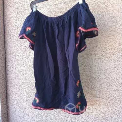 Blusa azul con detalles bordados