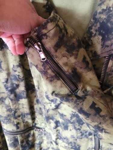 Chaqueta verde militar con bellos detalles