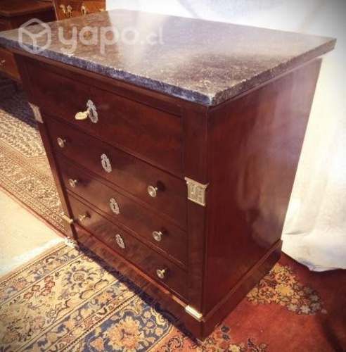 Antigua bella pequeña cómoda francesa