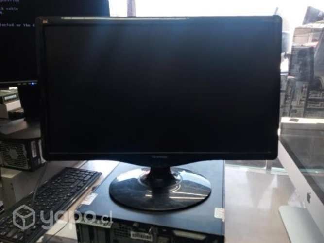 Computadores de escritorio y pantallas.