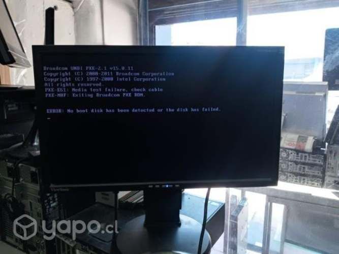 Computadores de escritorio y pantallas.